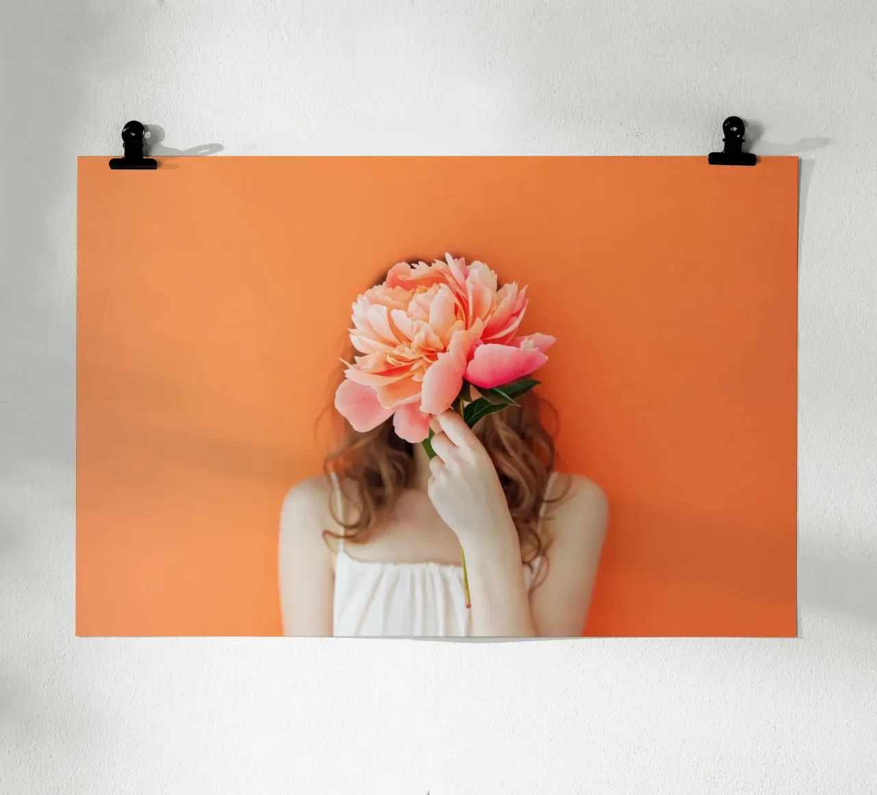 Frau hält Korallenblüte Poster mit Aluminium Rahmen von Lisa Artifexia