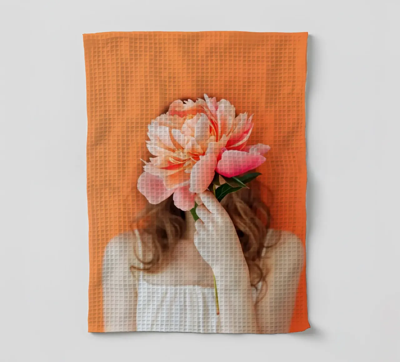 Donna con in mano un fiore di corallo canovaccio da cucina da Lisa Artifexia