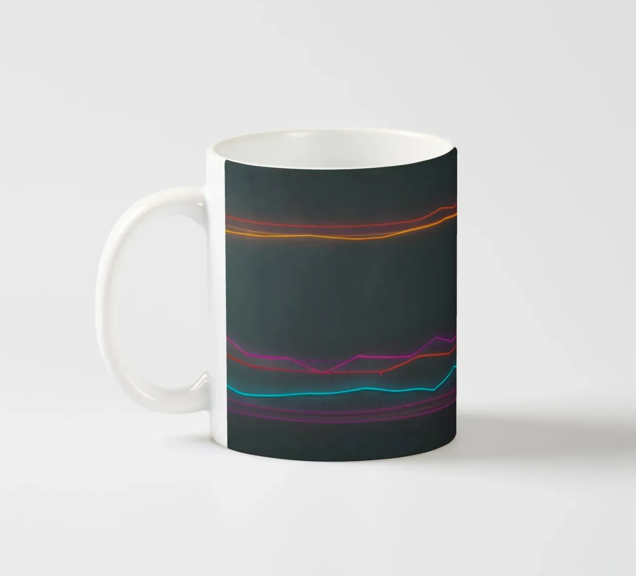 Visualizzazione colorata dei dati con linee che rappresentano le fluttuazioni tazza in ceramica da DesignDoodle