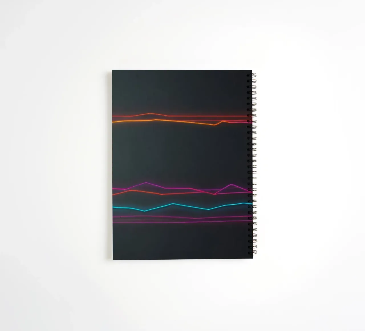 Visualisation de données colorées avec des lignes représentant les fluctuations de l'activité économique. carnet à spirale de DesignDoodle