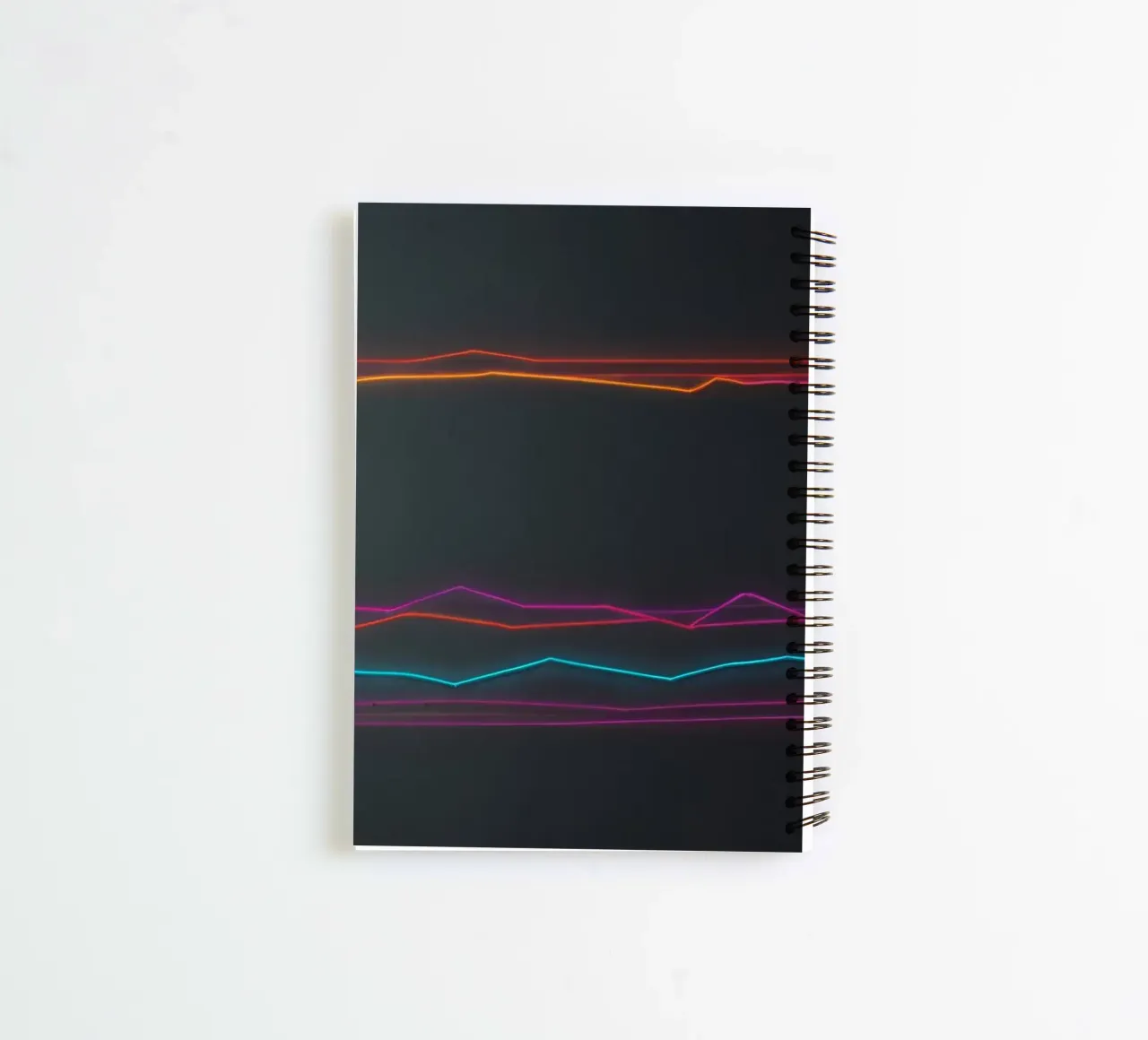 Visualisation de données colorées avec des lignes représentant les fluctuations de l'activité économique. carnet à spirale de DesignDoodle