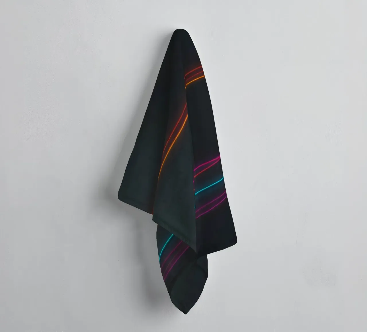 Visualisation de données colorées avec des lignes représentant les fluctuations de l'activité économique. serviette de bain de DesignDoodle