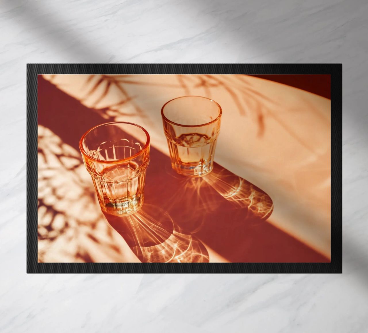 Twee glazen met schaduwen op tafel deurmat van Lisa Artifexia