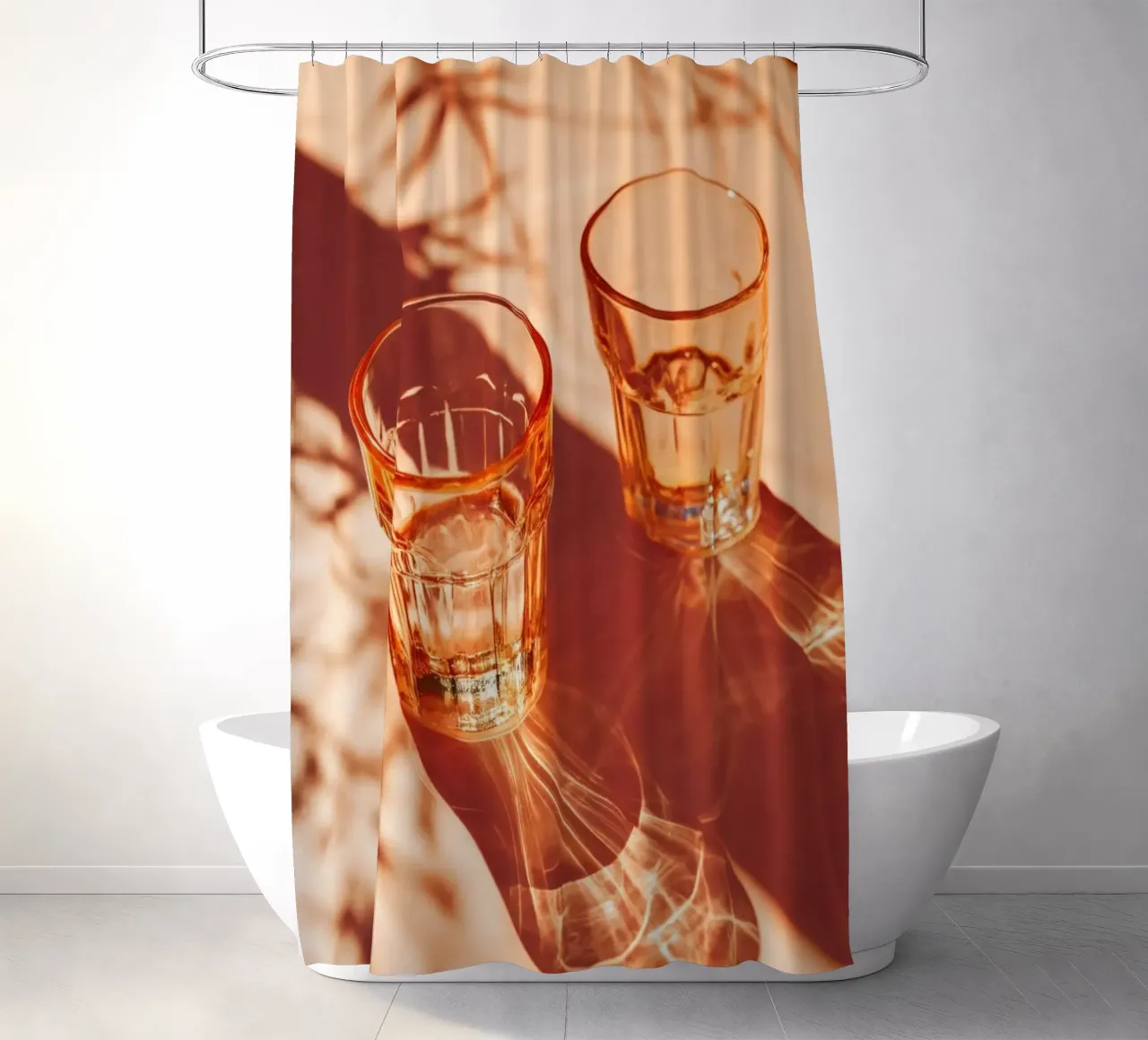 Due bicchieri con ombre sul tavolo tenda da doccia da Lisa Artifexia
