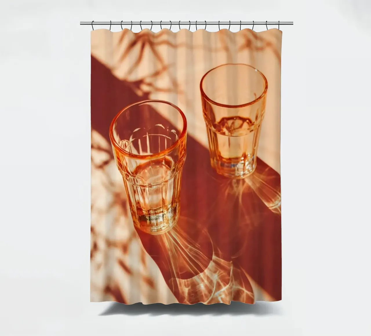 Deux verres avec des ombres sur une table rideau de douche de Lisa Artifexia