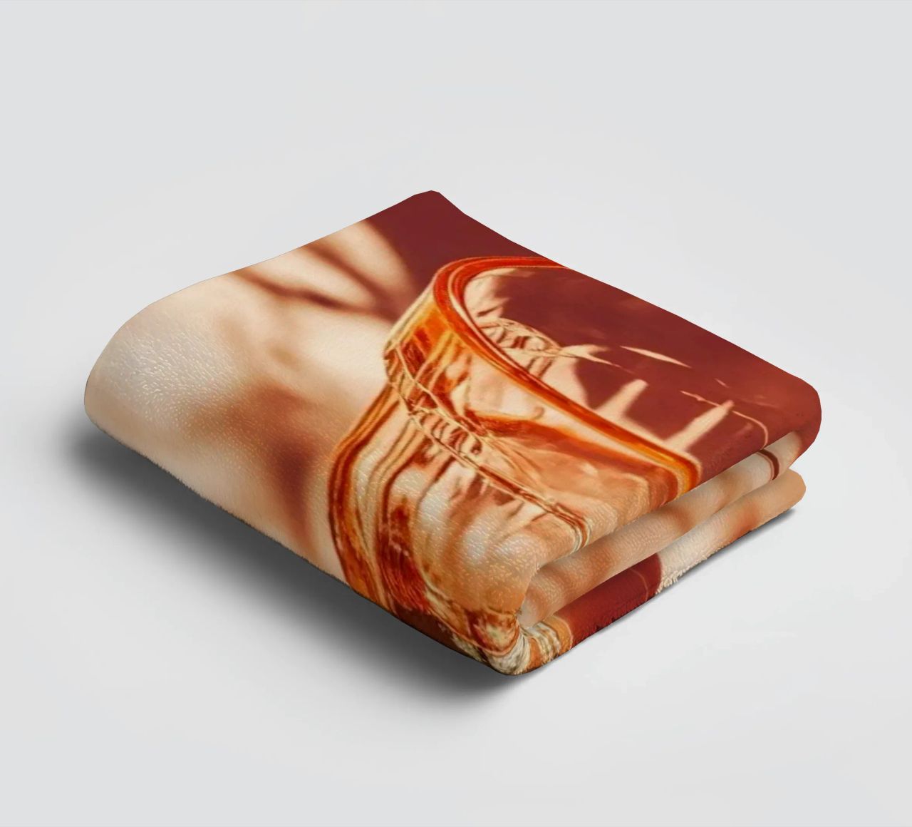 Twee glazen met schaduwen op tafel badhanddoek van Lisa Artifexia