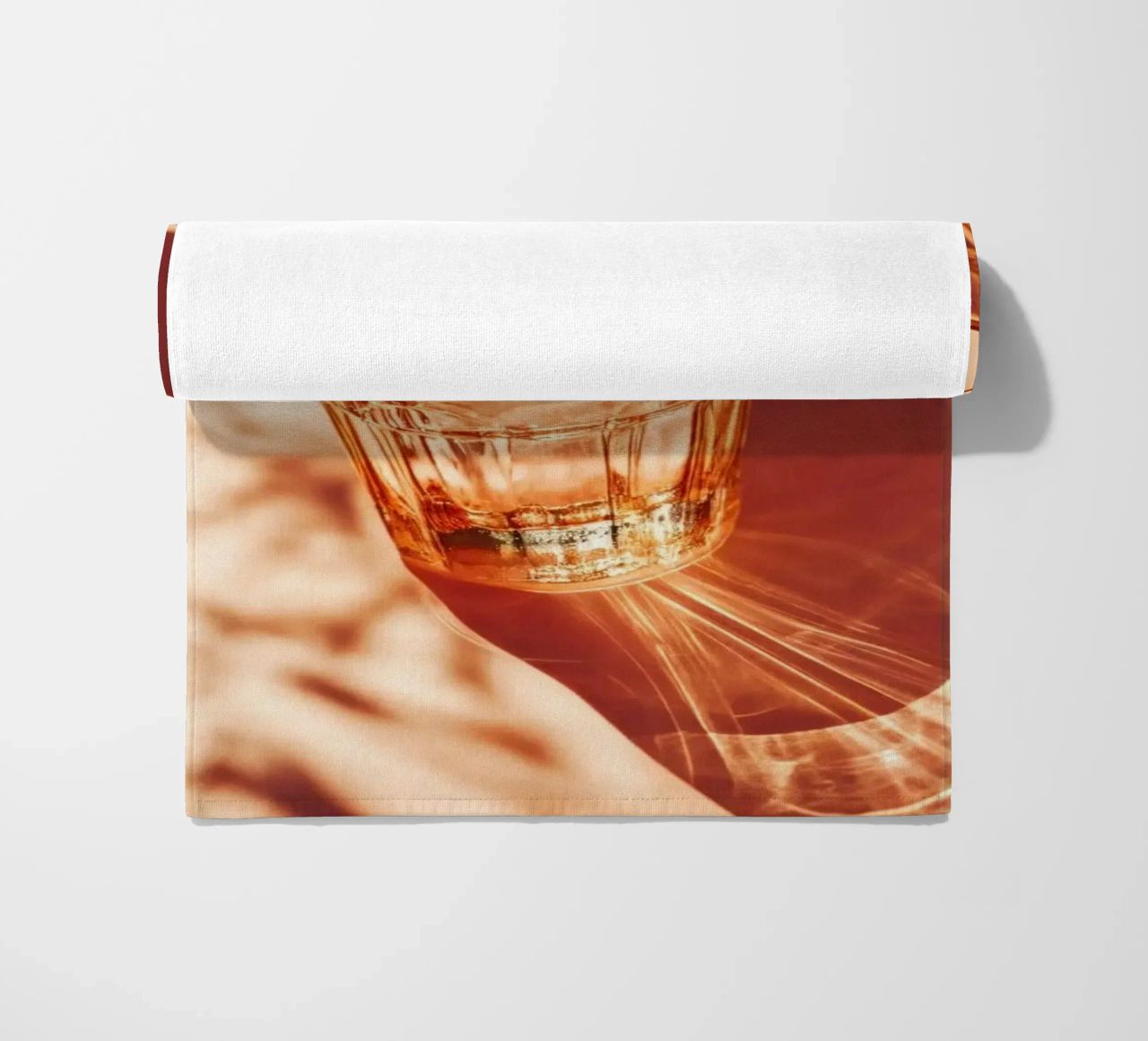 Twee glazen met schaduwen op tafel strandhanddoek van Lisa Artifexia