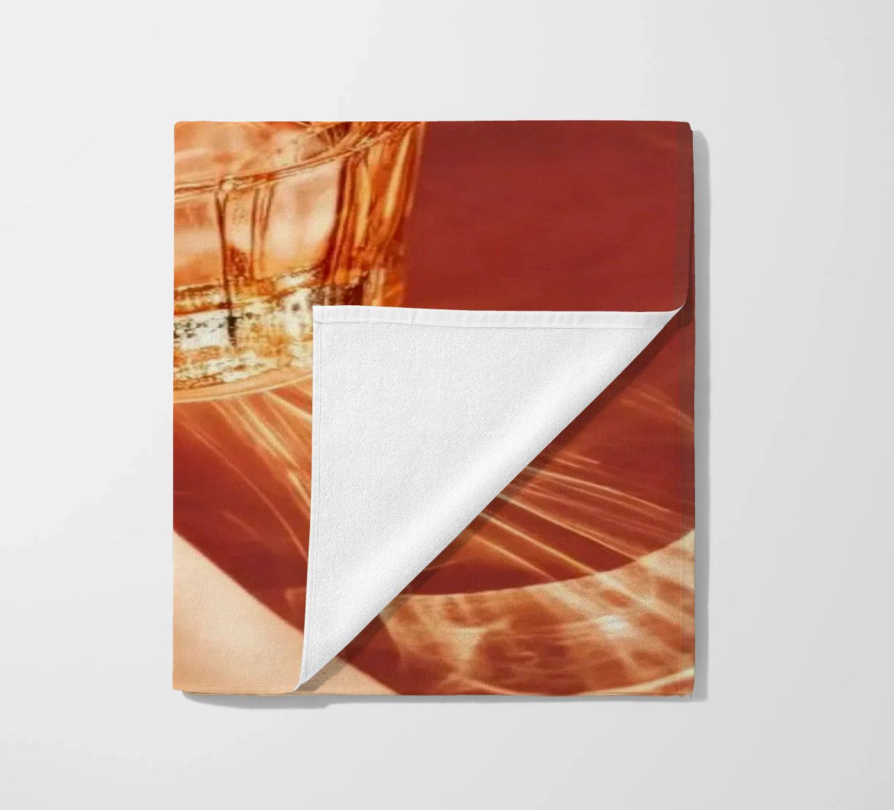 Twee glazen met schaduwen op tafel strandhanddoek van Lisa Artifexia