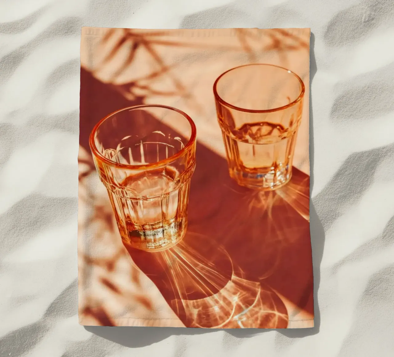 Deux verres avec des ombres sur une table serviette de plage de Lisa Artifexia