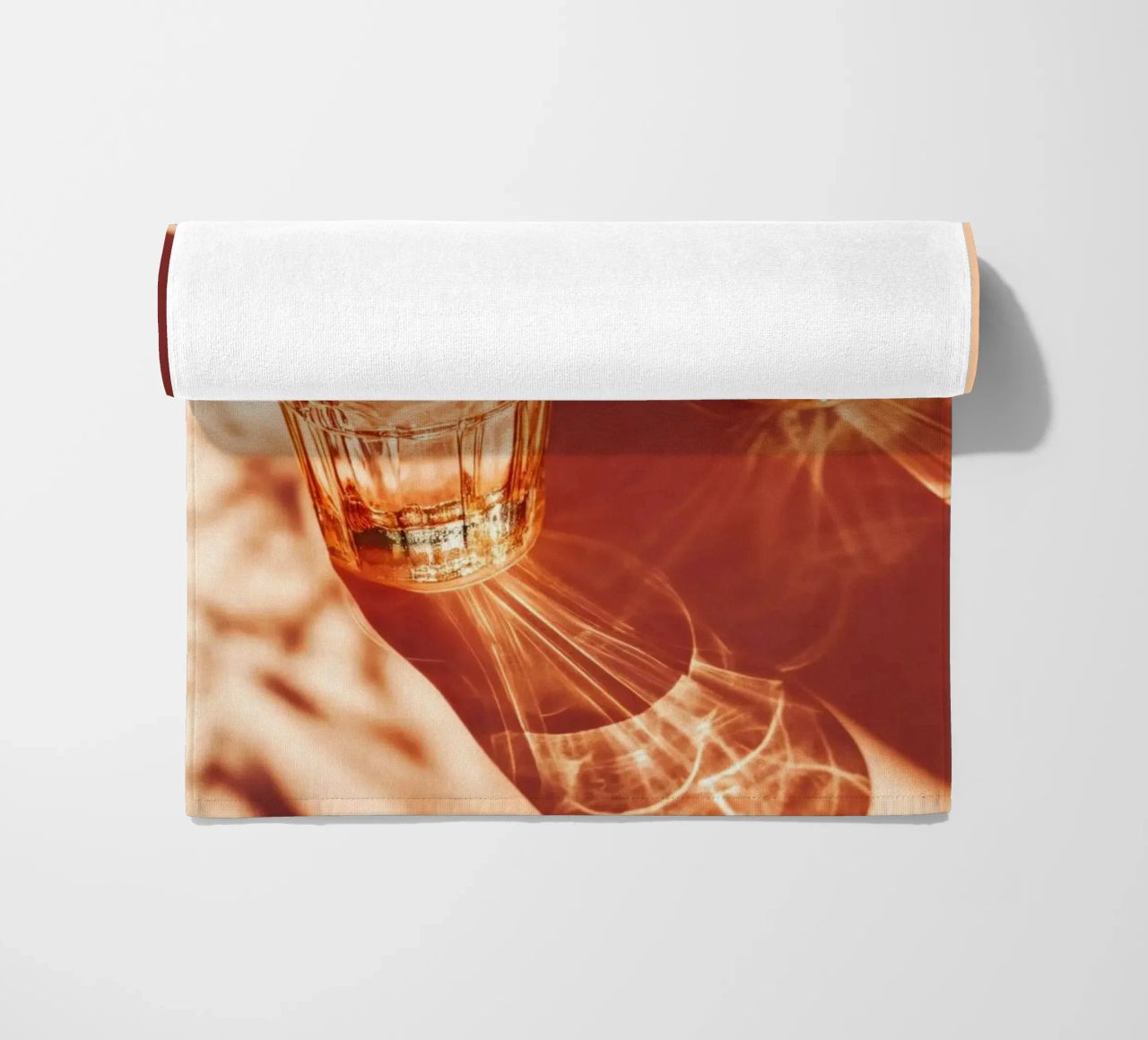 Twee glazen met schaduwen op tafel strandhanddoek van Lisa Artifexia