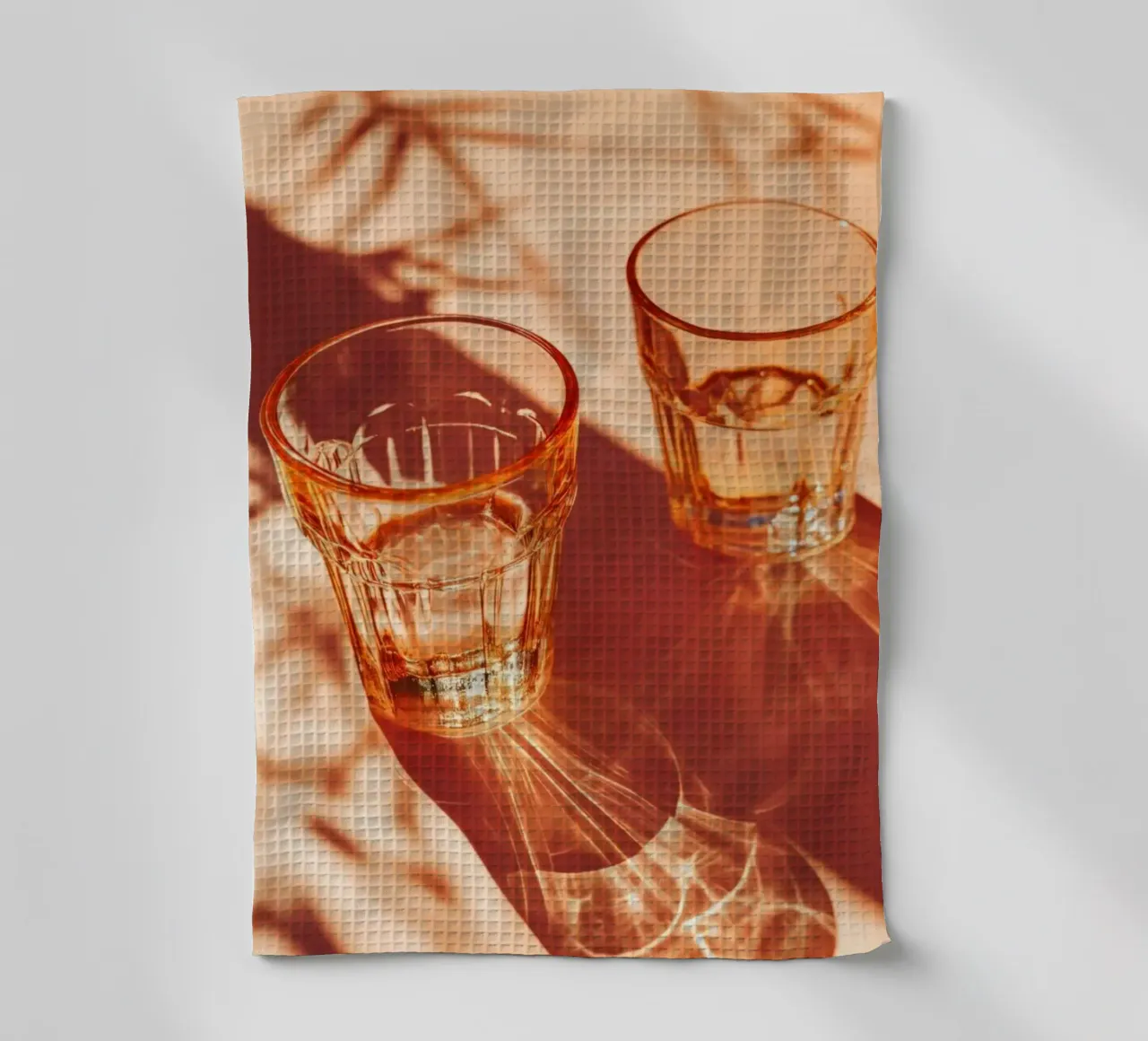 Deux verres avec des ombres sur une table torchon de Lisa Artifexia