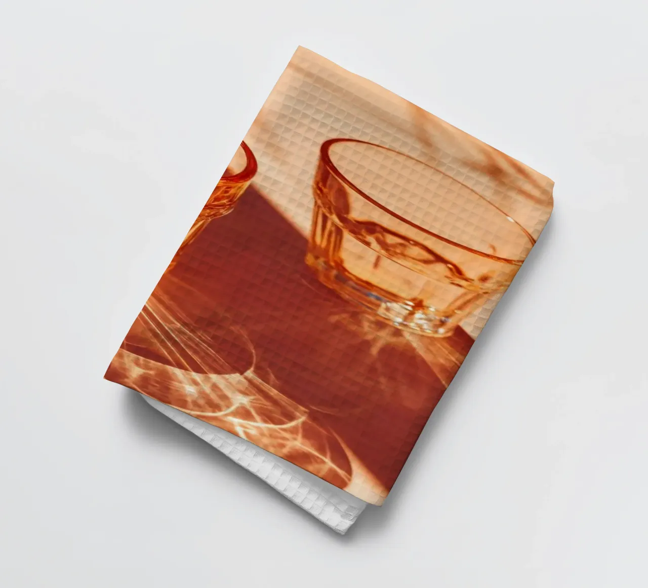 Deux verres avec des ombres sur une table torchon de Lisa Artifexia