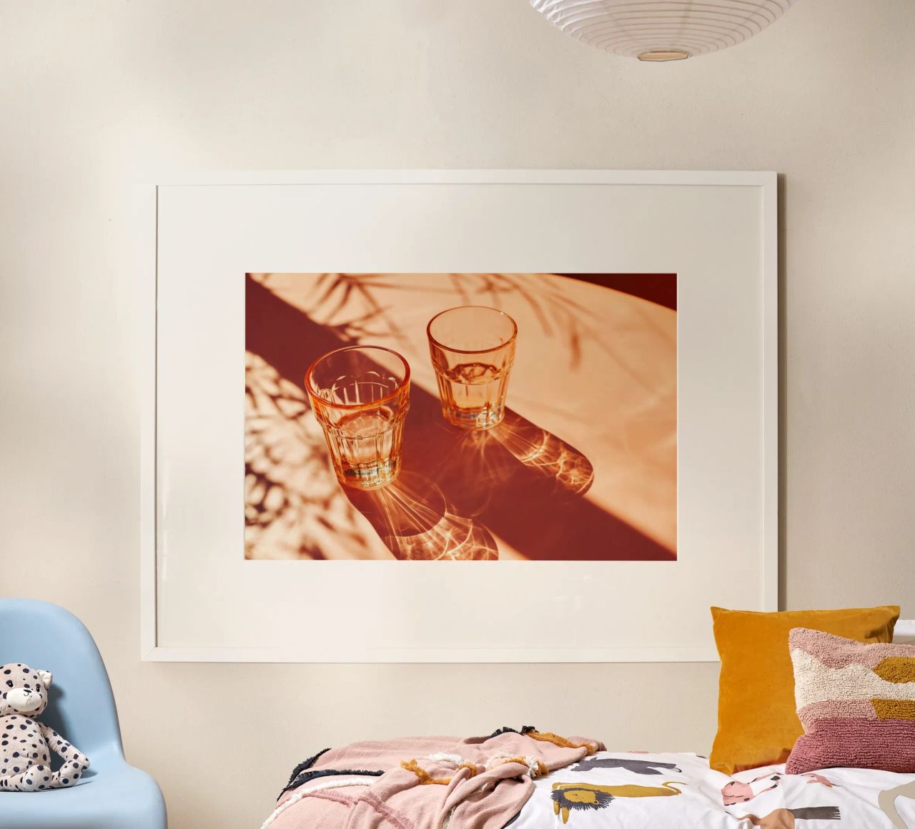 Twee glazen met schaduwen op tafel hahnemühle van Lisa Artifexia