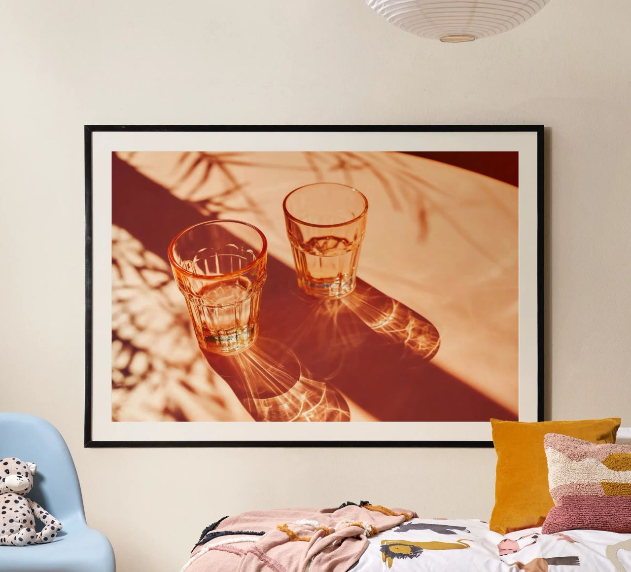 Twee glazen met schaduwen op tafel hahnemühle van Lisa Artifexia