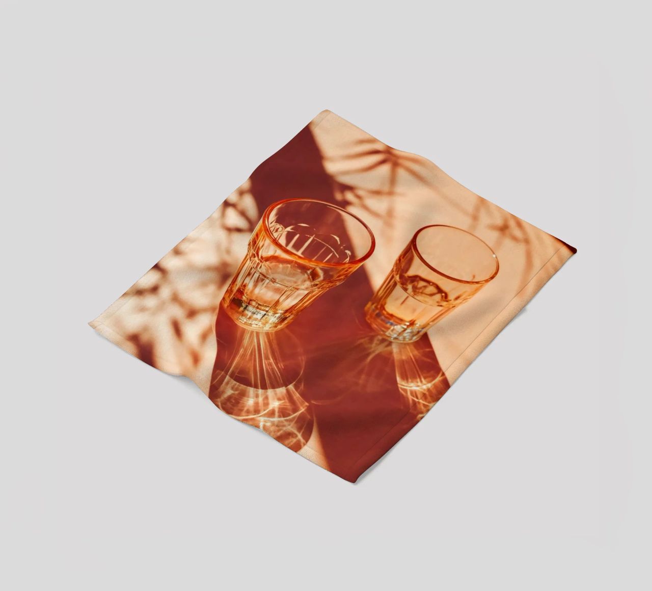 Twee glazen met schaduwen op tafel fleecedeken van Lisa Artifexia