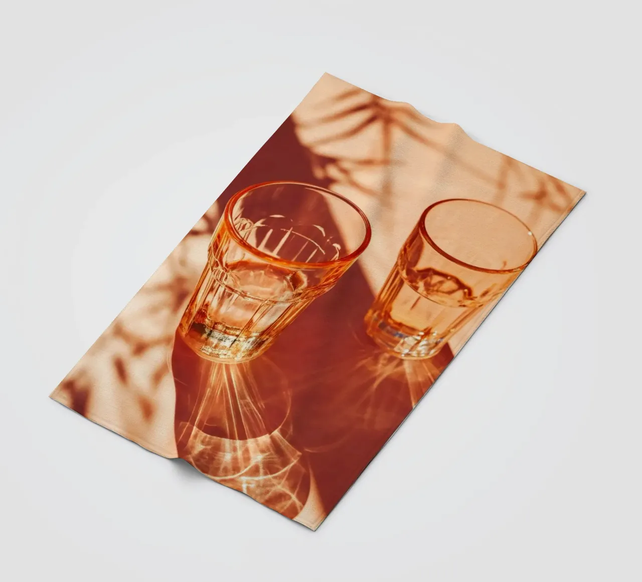 Deux verres avec des ombres sur une table plaid polaire de Lisa Artifexia