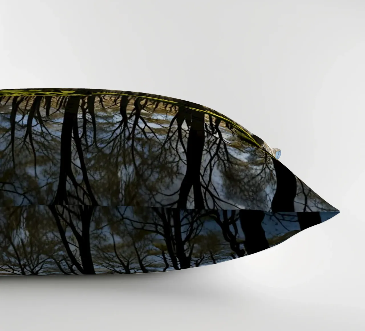 paesaggio forestale tranquillo con laghetto riflettente cuscino da DesignDoodle