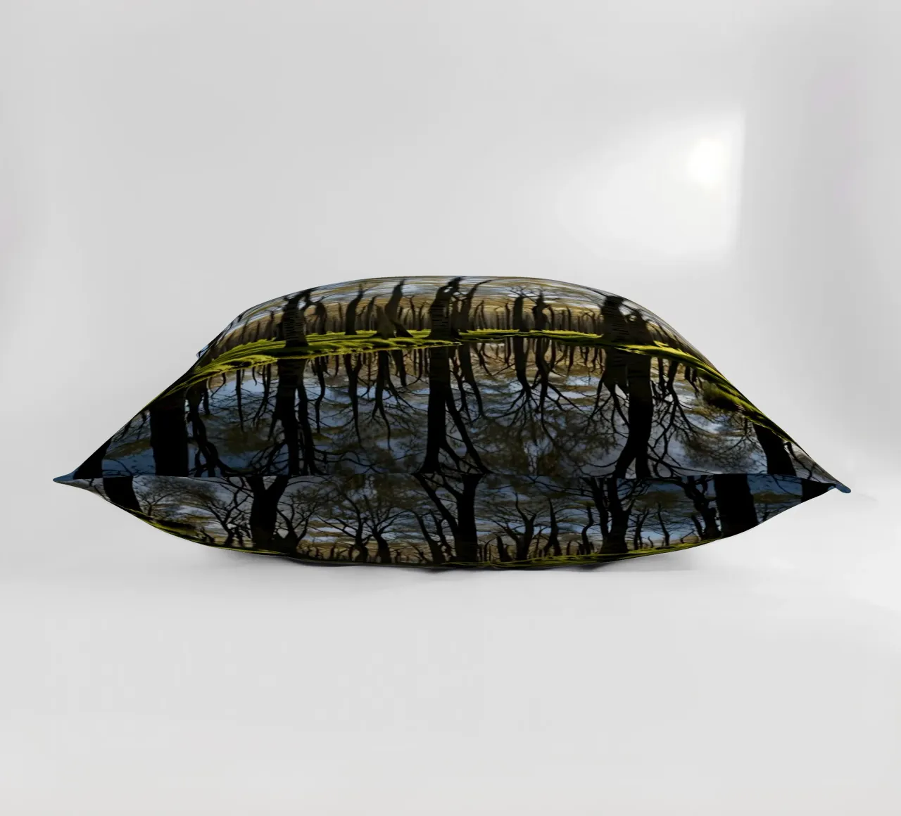 paesaggio forestale tranquillo con laghetto riflettente cuscino da DesignDoodle