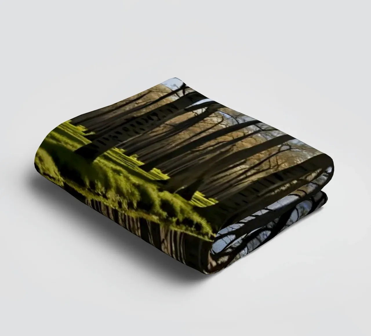 rustig boslandschap met reflecterende vijver badhanddoek van DesignDoodle