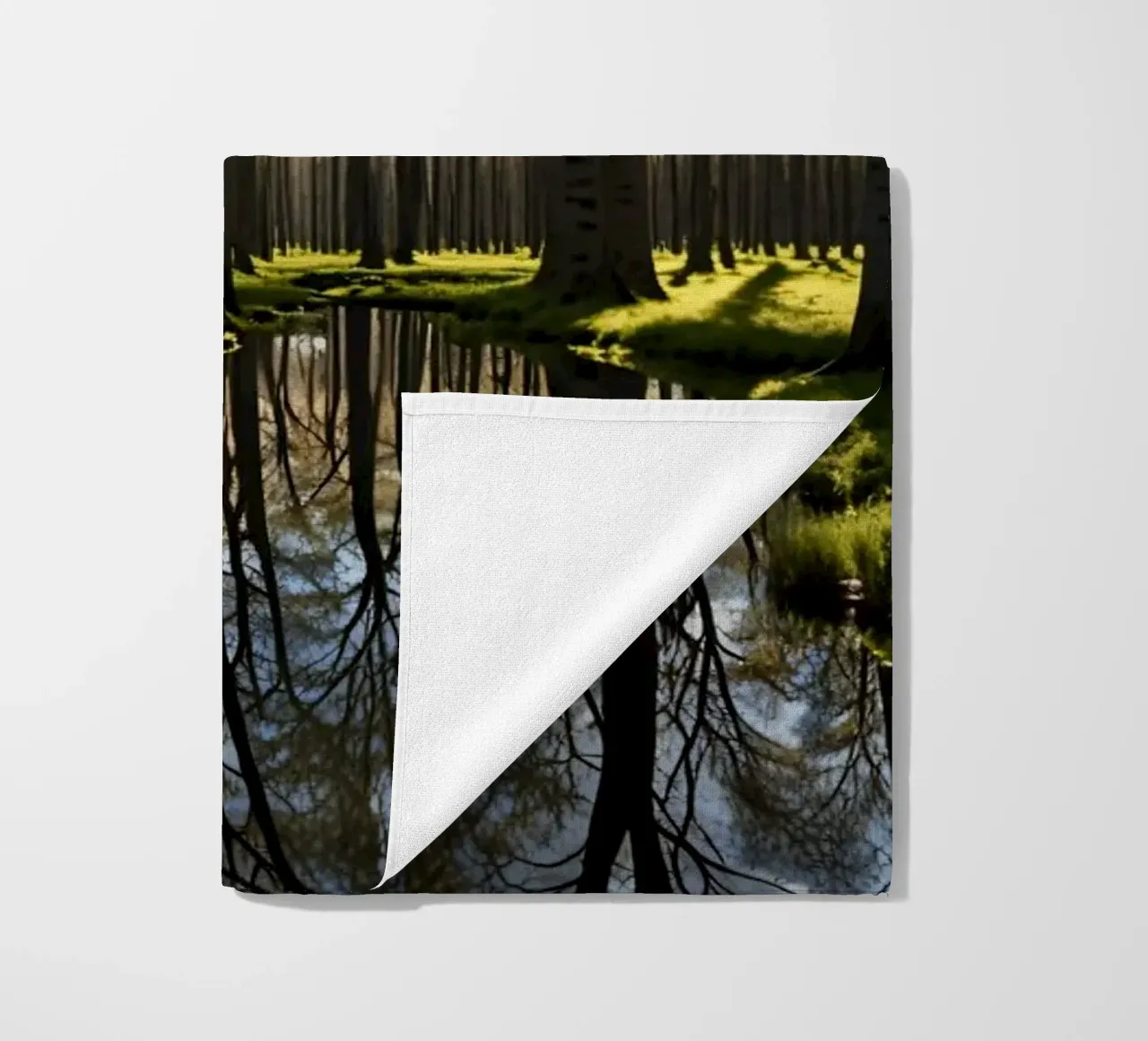 paesaggio forestale tranquillo con laghetto riflettente telo mare da DesignDoodle