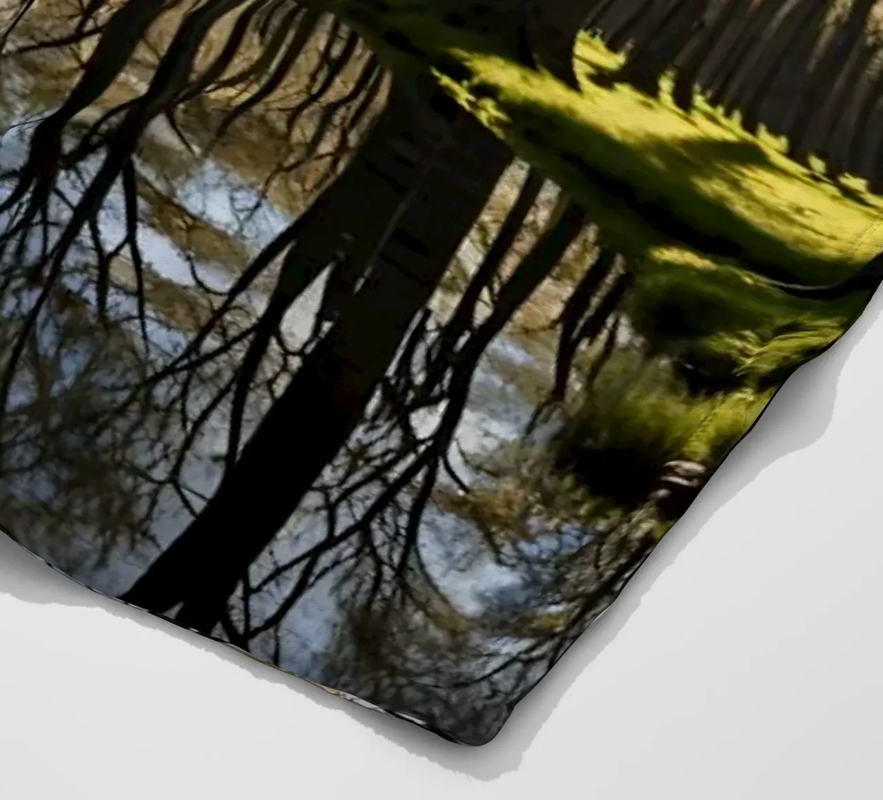 rustig boslandschap met reflecterende vijver fleecedeken van DesignDoodle