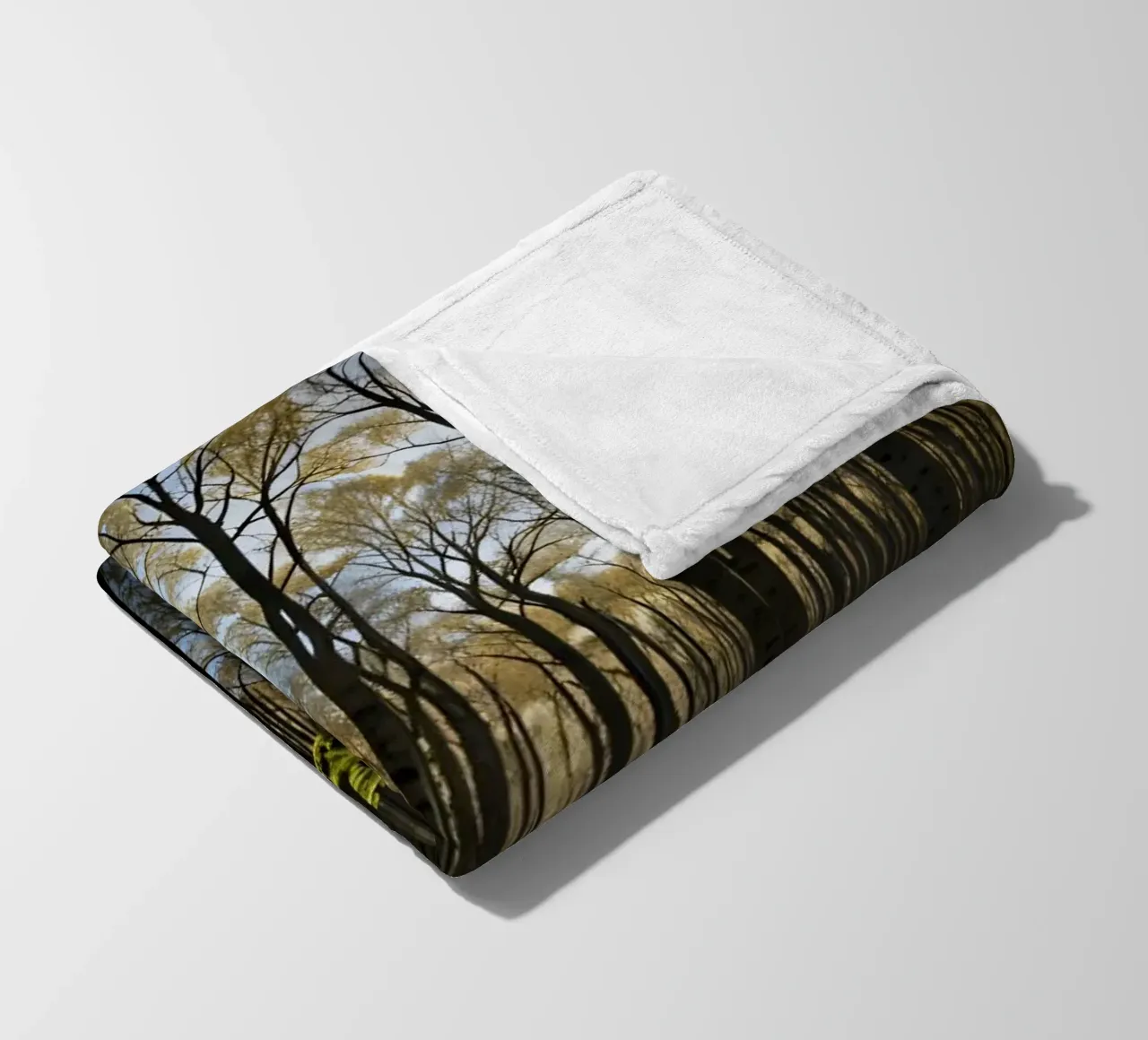 rustig boslandschap met reflecterende vijver fleecedeken van DesignDoodle