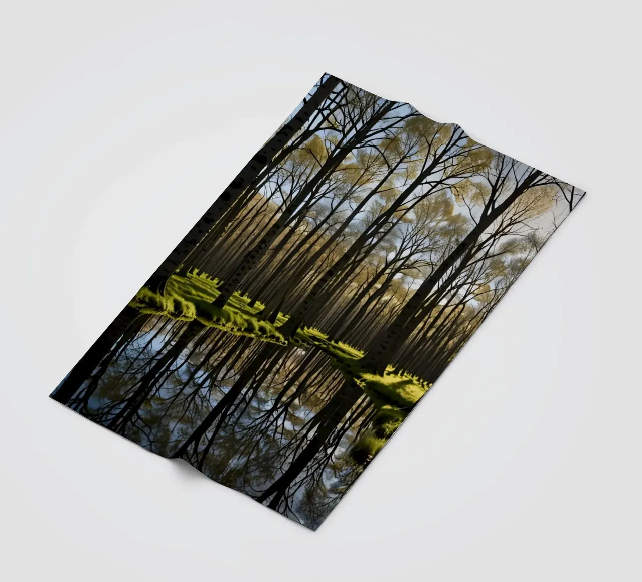 rustig boslandschap met reflecterende vijver fleecedeken van DesignDoodle