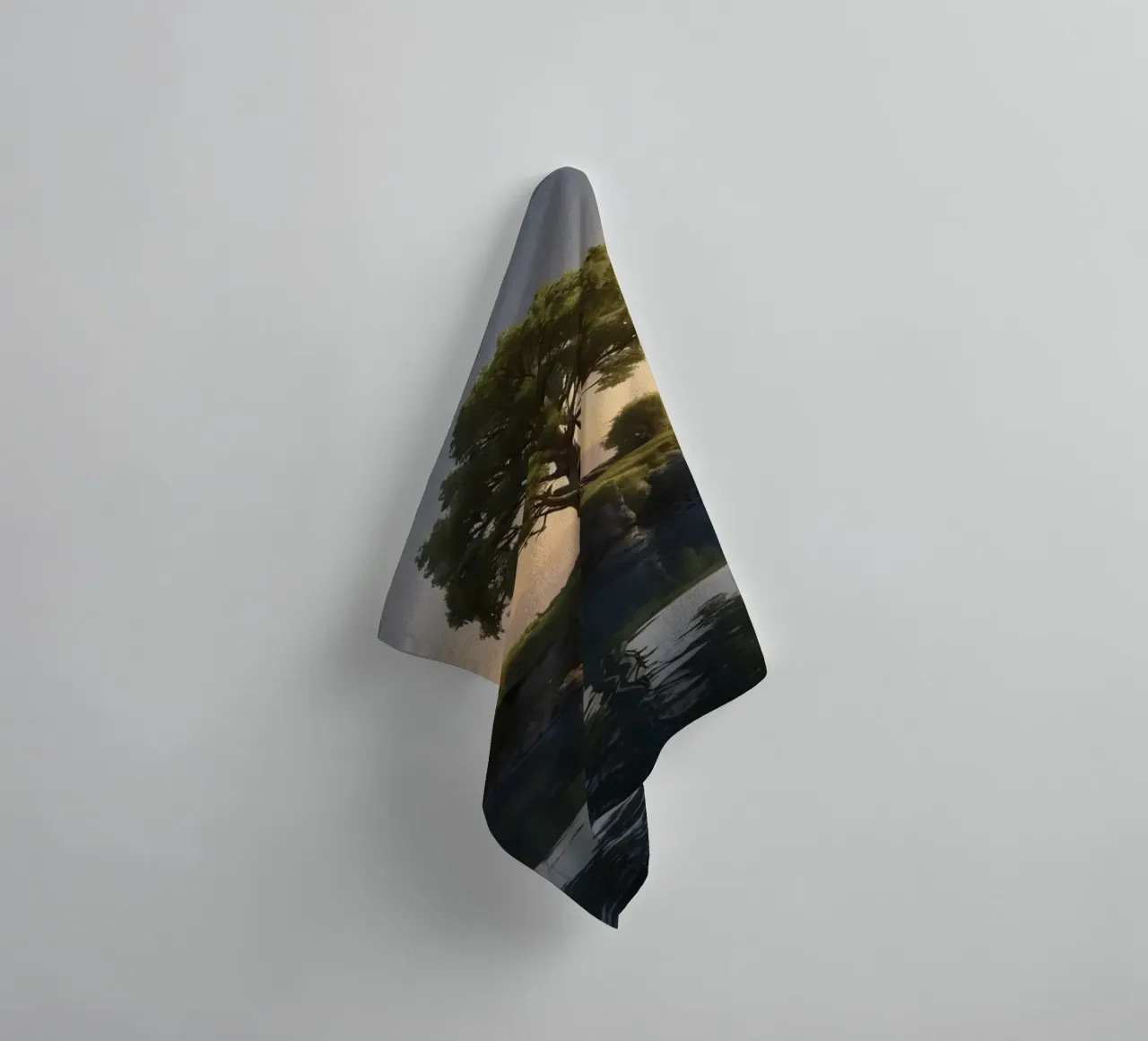 Vue matinale d'un arbre solitaire au sommet d'une petite île serviette de bain de DesignDoodle
