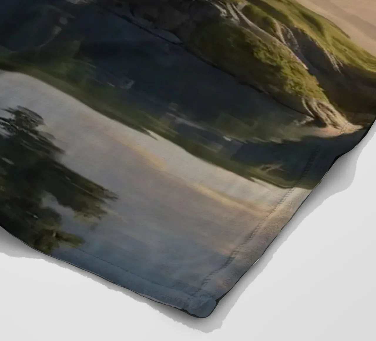 Una vista mattutina di un albero solitario in cima a una piccola isola coperta in pile da DesignDoodle
