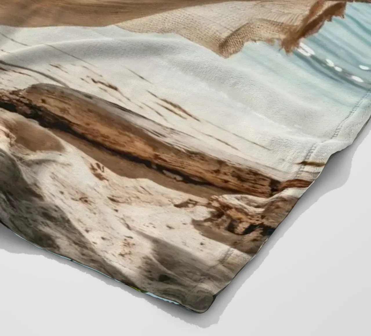 Donna che si rilassa in amaca sulla spiaggia coperta in pile da Lisa Artifexia