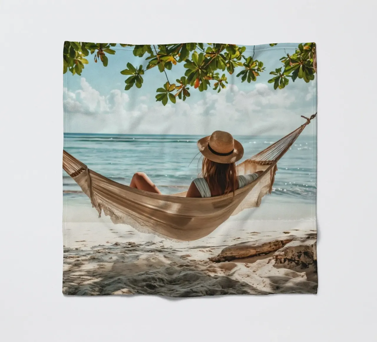 Donna che si rilassa in amaca sulla spiaggia coperta in pile da Lisa Artifexia