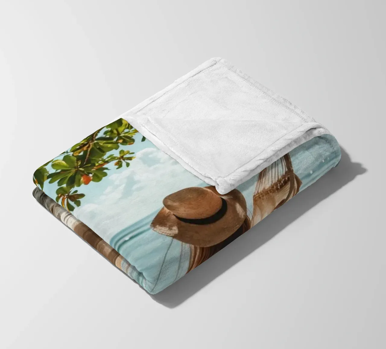 Donna che si rilassa in amaca sulla spiaggia coperta in pile da Lisa Artifexia