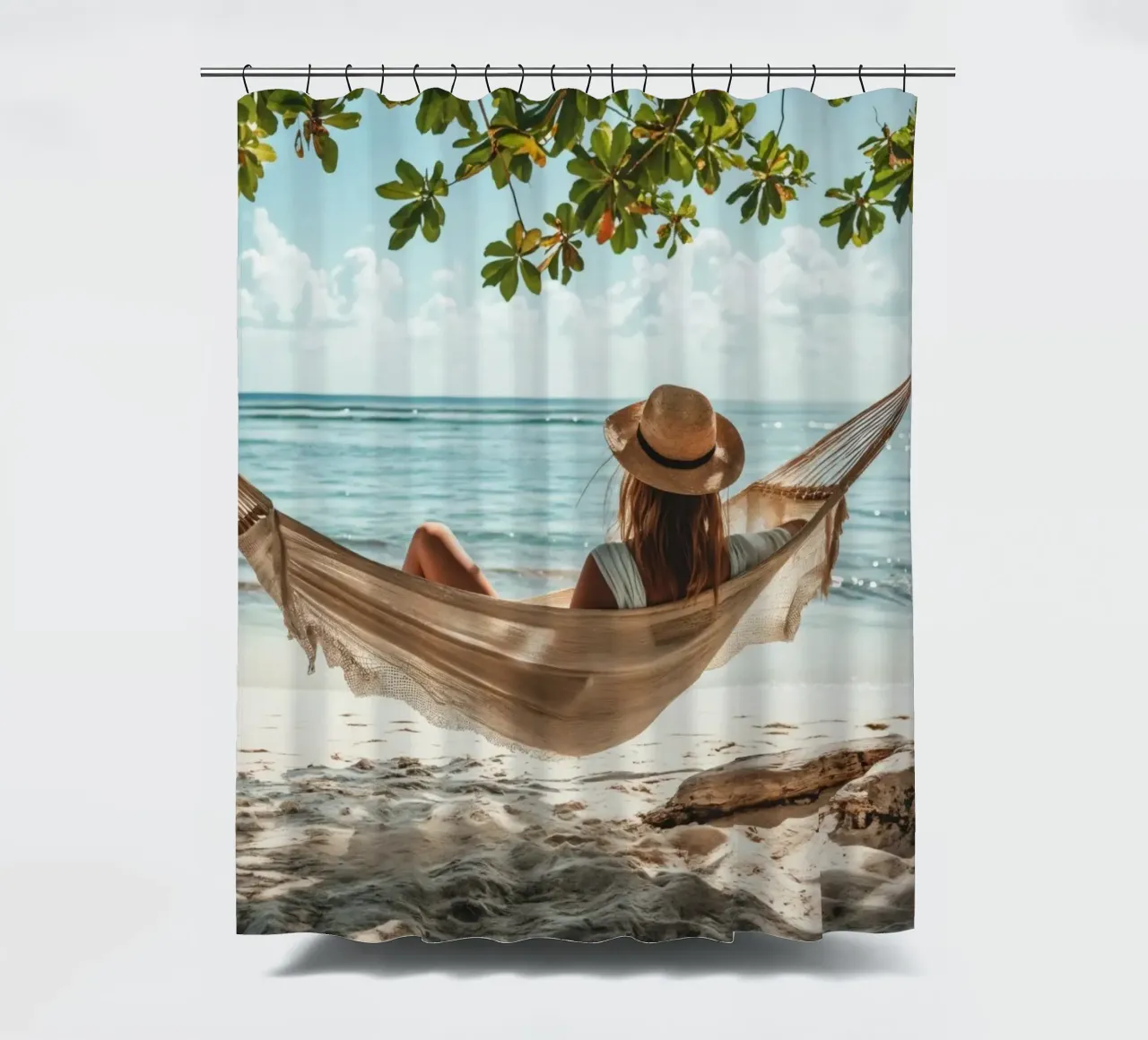 Donna che si rilassa in amaca sulla spiaggia tenda da doccia da Lisa Artifexia