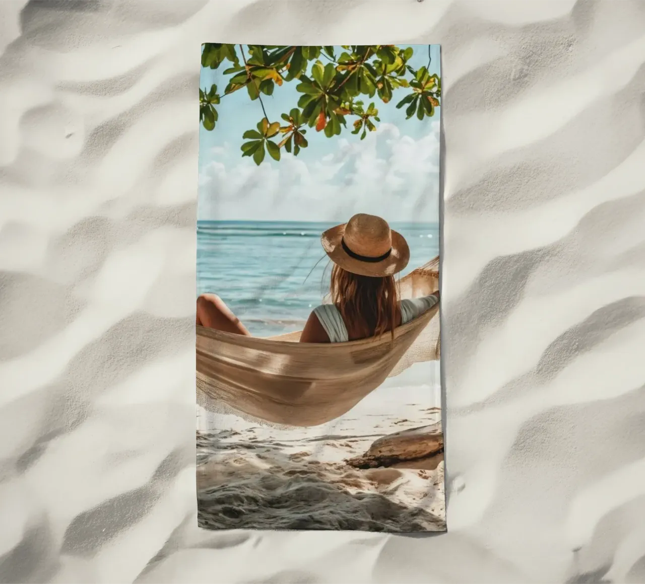 Donna che si rilassa in amaca sulla spiaggia telo mare da Lisa Artifexia