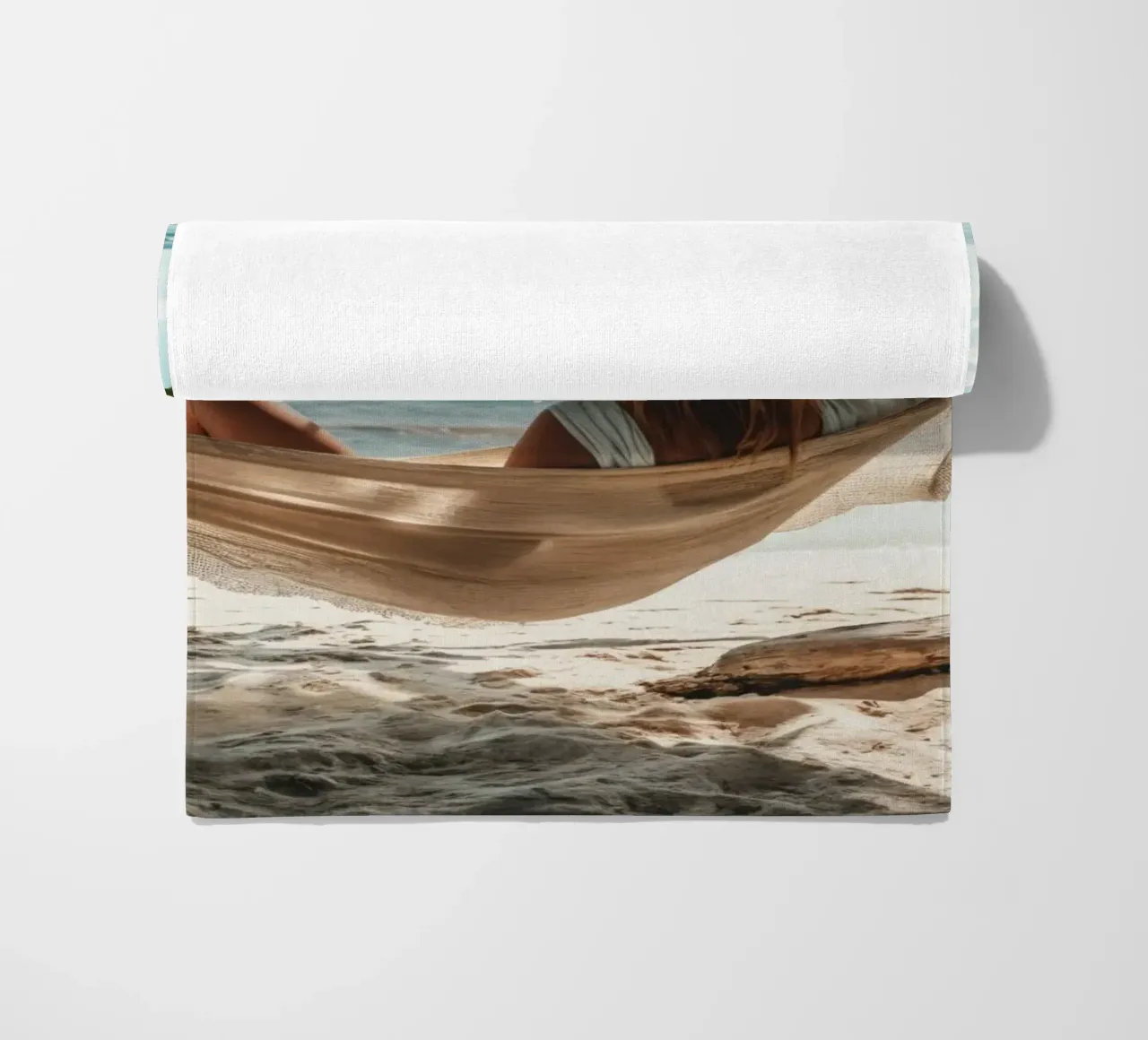 Donna che si rilassa in amaca sulla spiaggia telo mare da Lisa Artifexia