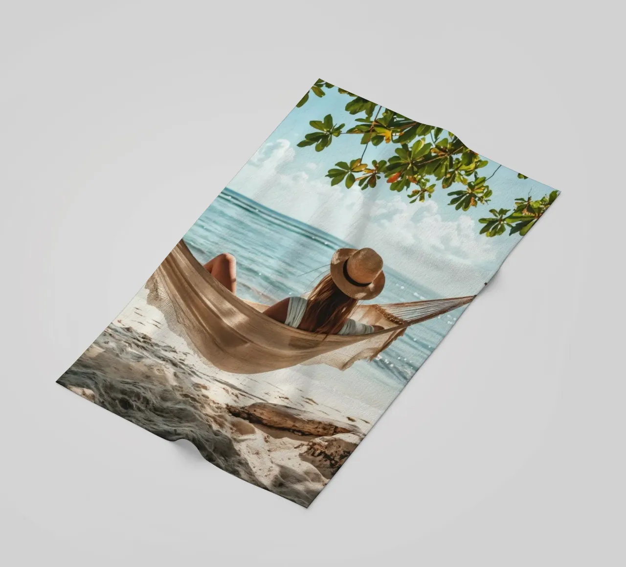 Donna che si rilassa in amaca sulla spiaggia telo mare da Lisa Artifexia