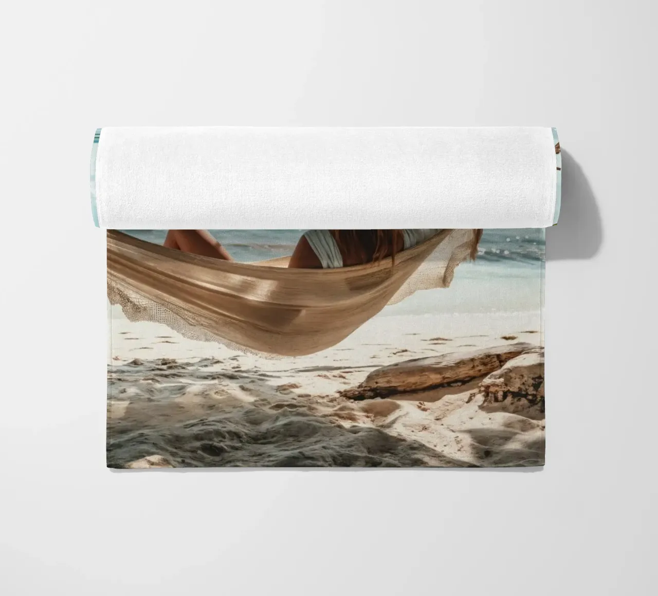 Donna che si rilassa in amaca sulla spiaggia telo mare da Lisa Artifexia