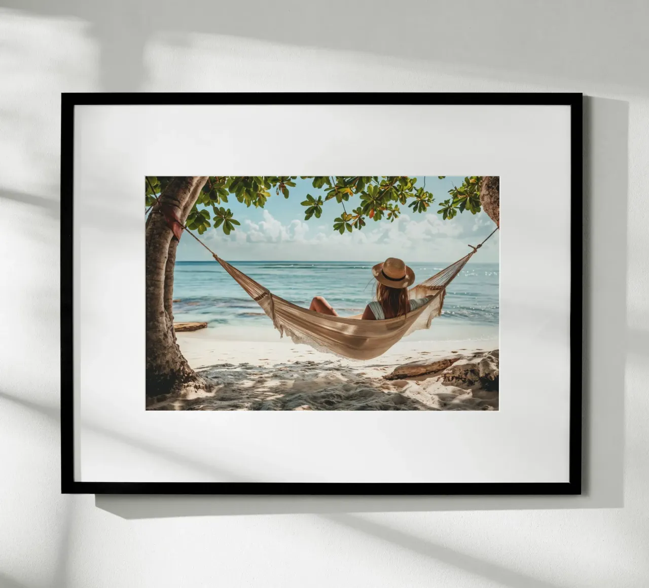 Donna che si rilassa in amaca sulla spiaggia poster con telaio in alluminio da Lisa Artifexia