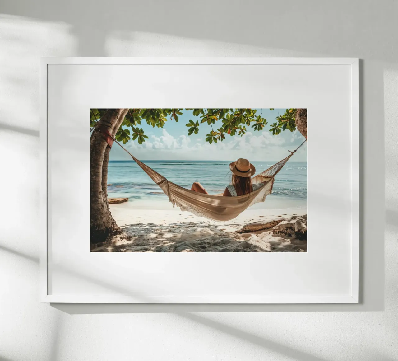 Donna che si rilassa in amaca sulla spiaggia poster con telaio in alluminio da Lisa Artifexia