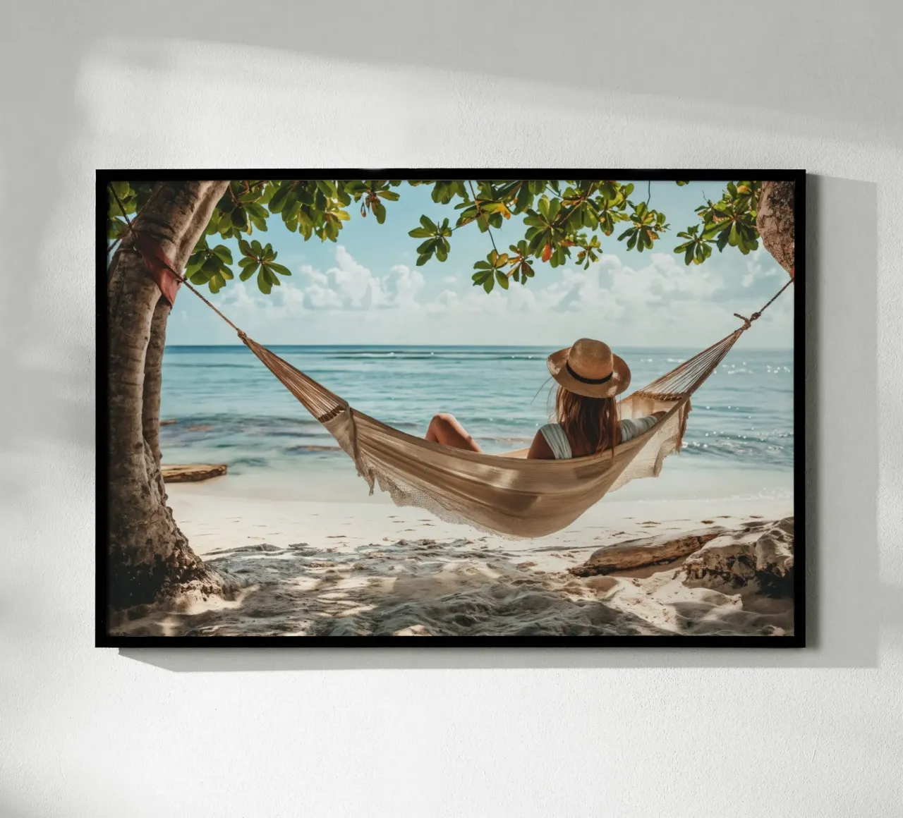 Donna che si rilassa in amaca sulla spiaggia poster con telaio in alluminio da Lisa Artifexia