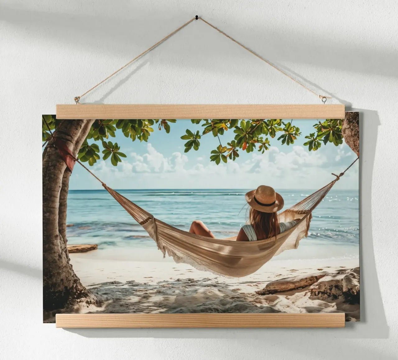 Donna che si rilassa in amaca sulla spiaggia poster con telaio in alluminio da Lisa Artifexia