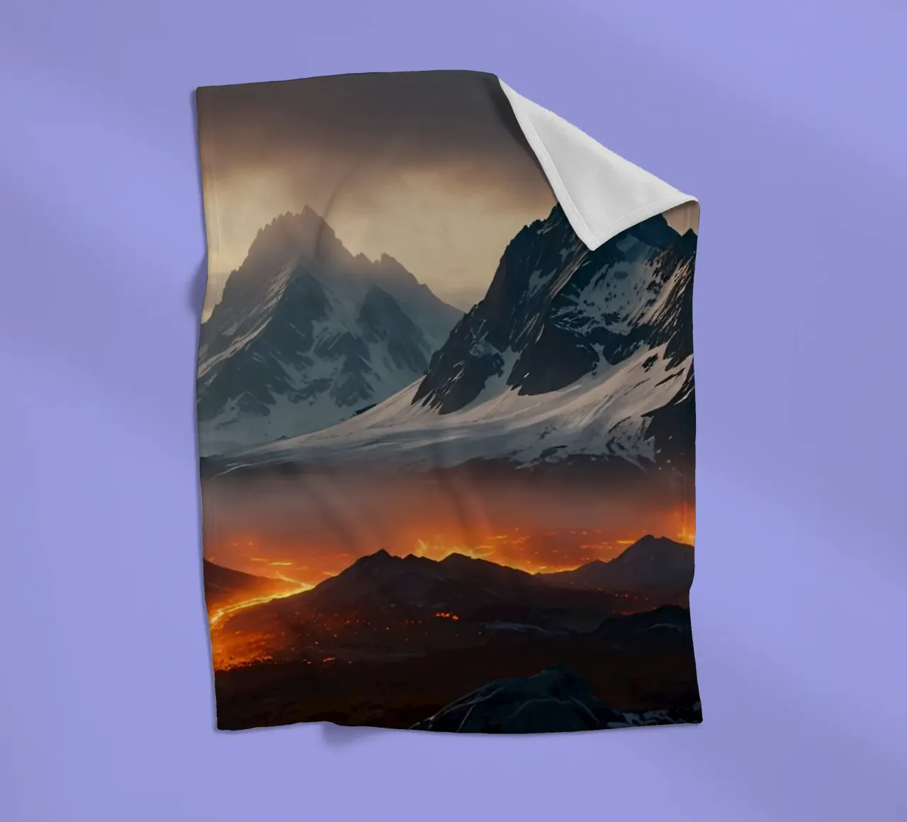Montagne maestose incombono su un fiume di lava incandescente al tramonto coperta in pile da DesignDoodle