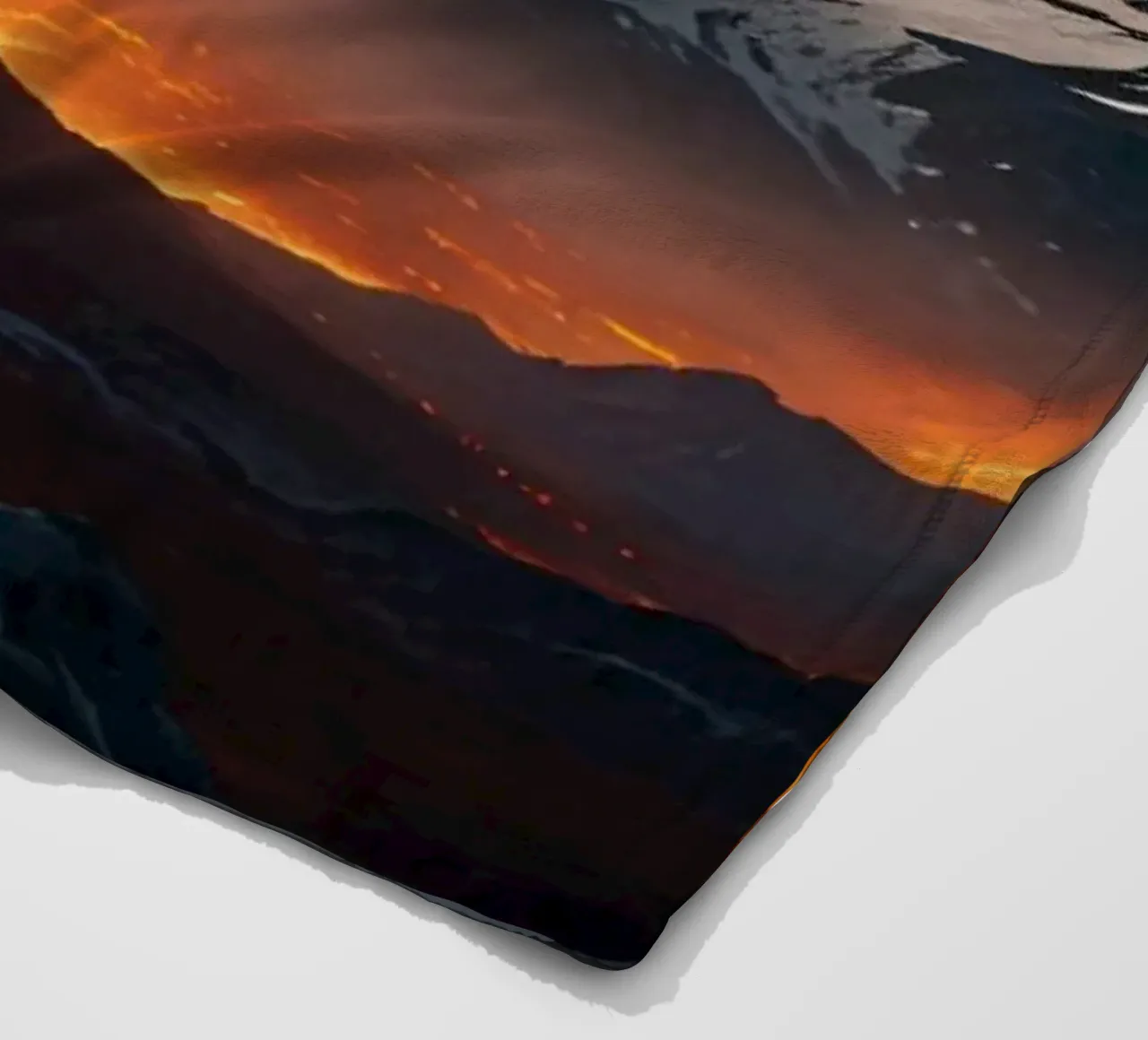 Montagne maestose incombono su un fiume di lava incandescente al tramonto coperta in pile da DesignDoodle