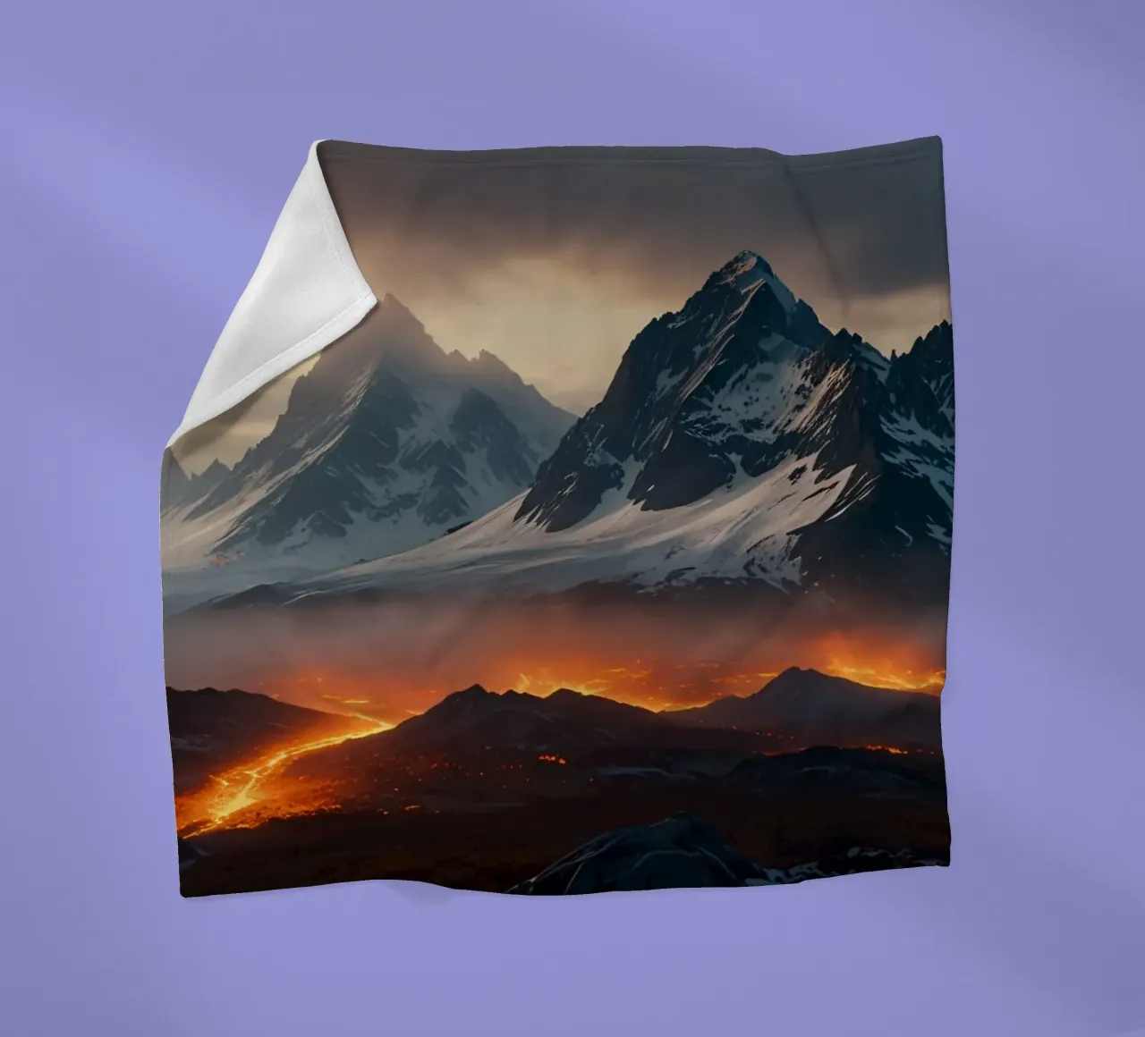 Montagne maestose incombono su un fiume di lava incandescente al tramonto coperta in pile da DesignDoodle