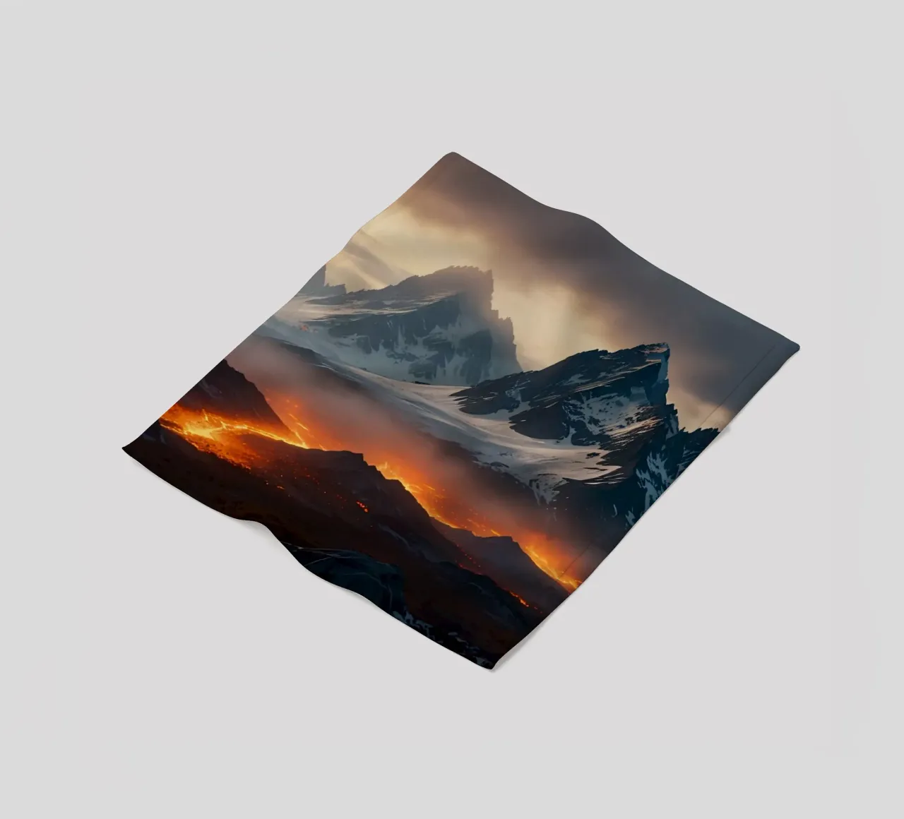 Montagne maestose incombono su un fiume di lava incandescente al tramonto coperta in pile da DesignDoodle