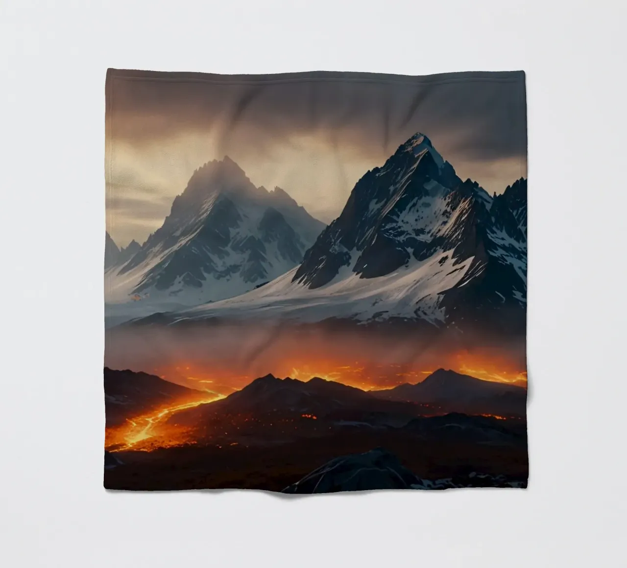 Montagne maestose incombono su un fiume di lava incandescente al tramonto coperta in pile da DesignDoodle