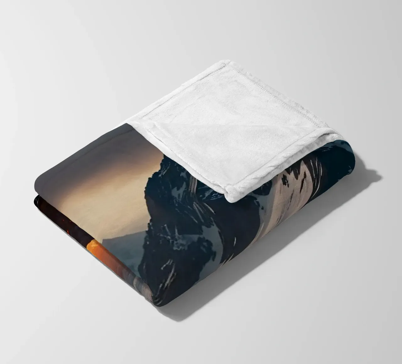 Montagne maestose incombono su un fiume di lava incandescente al tramonto coperta in pile da DesignDoodle