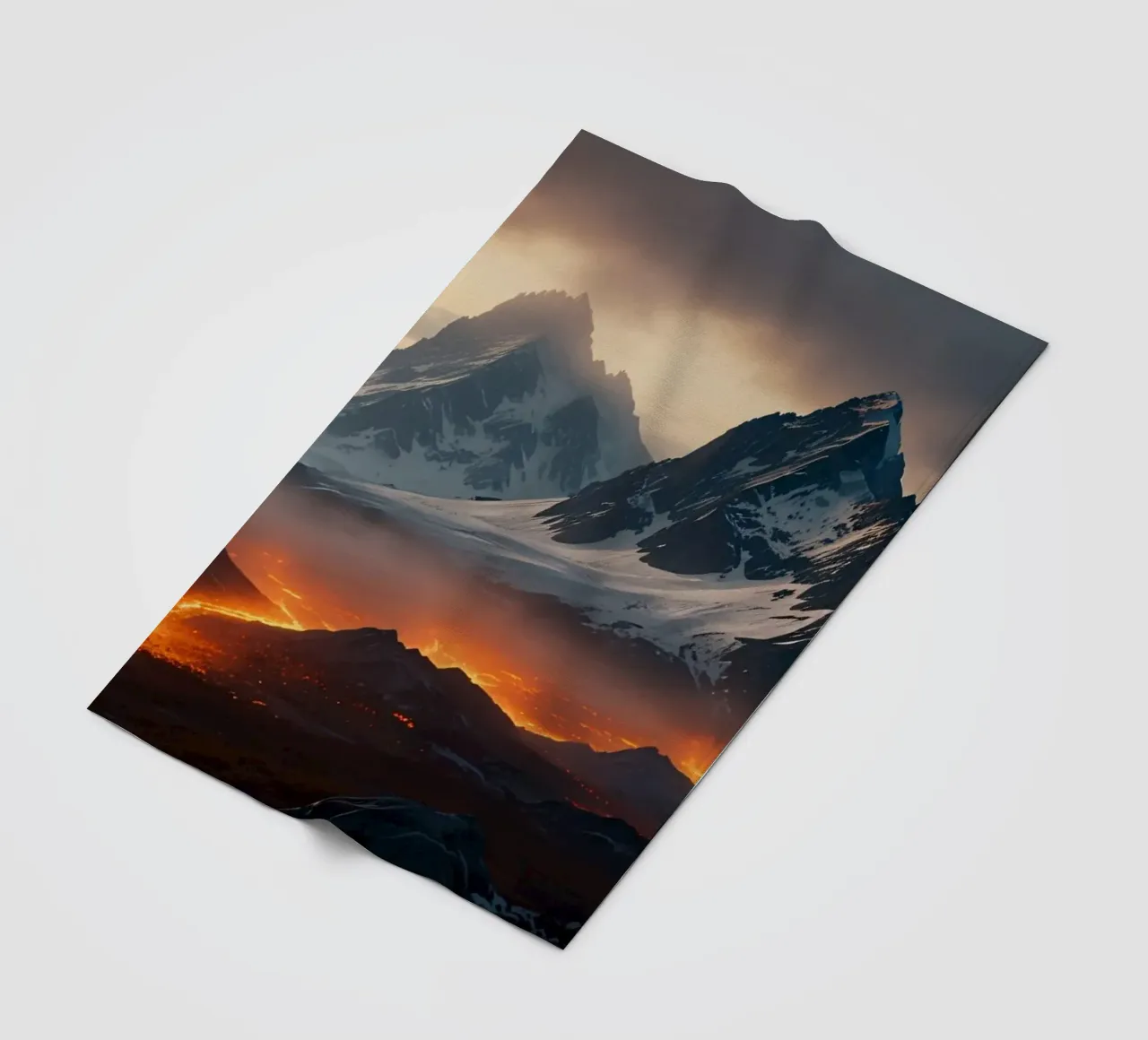 Montagne maestose incombono su un fiume di lava incandescente al tramonto coperta in pile da DesignDoodle