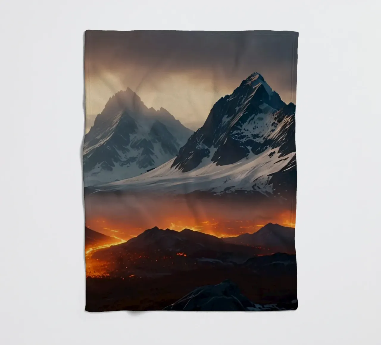 Montagne maestose incombono su un fiume di lava incandescente al tramonto coperta in pile da DesignDoodle