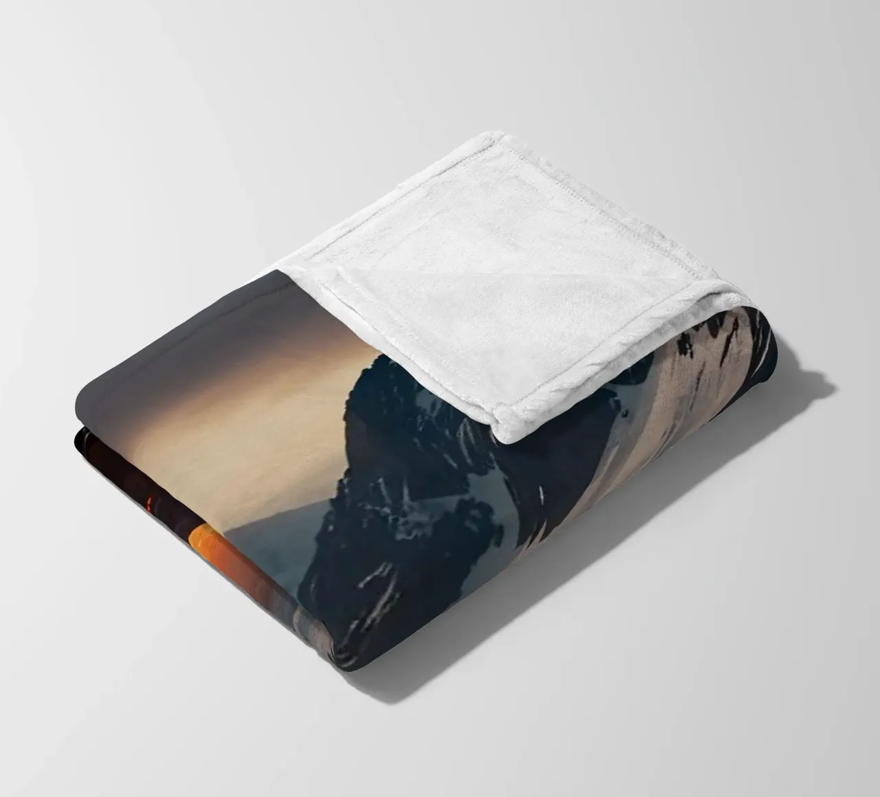 Montagne maestose incombono su un fiume di lava incandescente al tramonto coperta in pile da DesignDoodle
